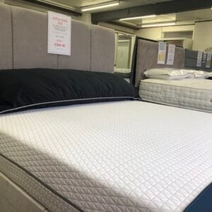 Display sale - 4'6'' Uno 2000 2 drawer divan set & h'board