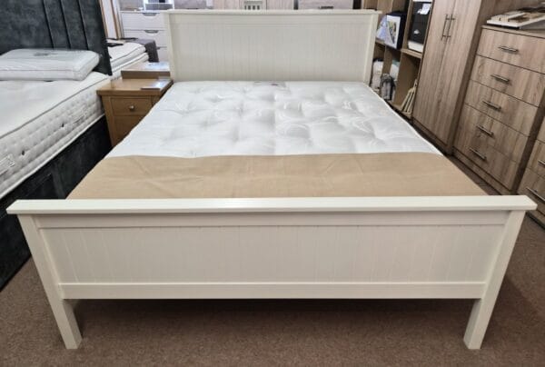 Display Model: 5' Maine bedstead with 5' Kelso 1000 mattress (Surf White) - Image 2