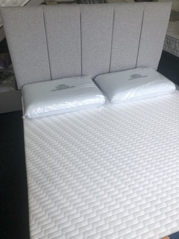 Display model sale - 4'6'' Uno Comfort 2000 divan set