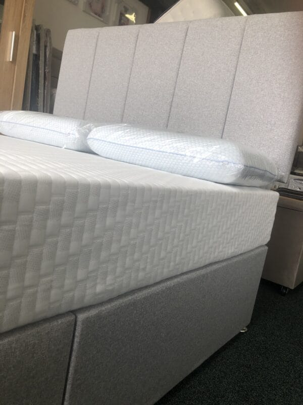 Display model sale - 4'6'' Uno Comfort 2000 divan set - Image 2